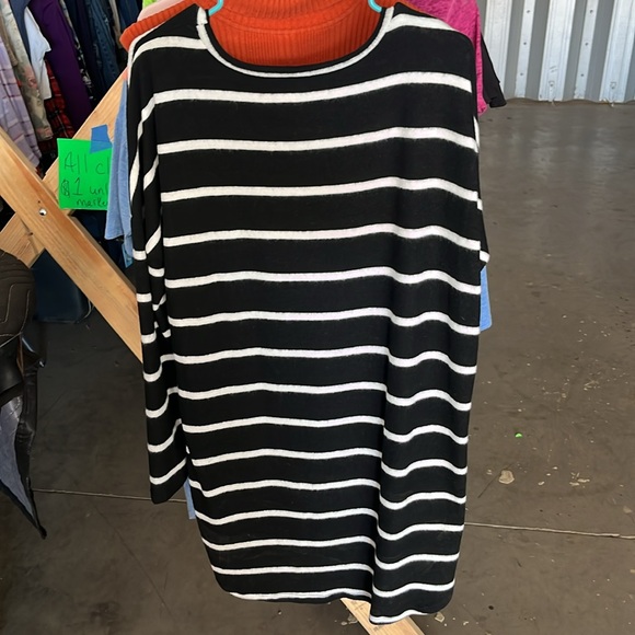 Slit Tunic Top - Picture 4 of 4